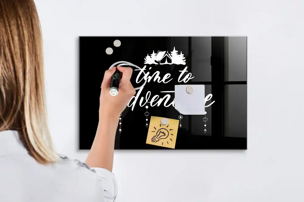 Tableau magnétique L'heure est à l'aventure avec feutre