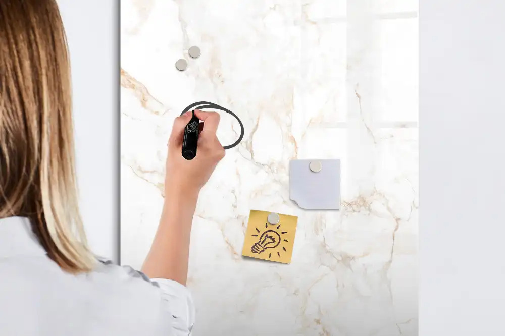 Tableau magnétique avec feutre motif marbre chic