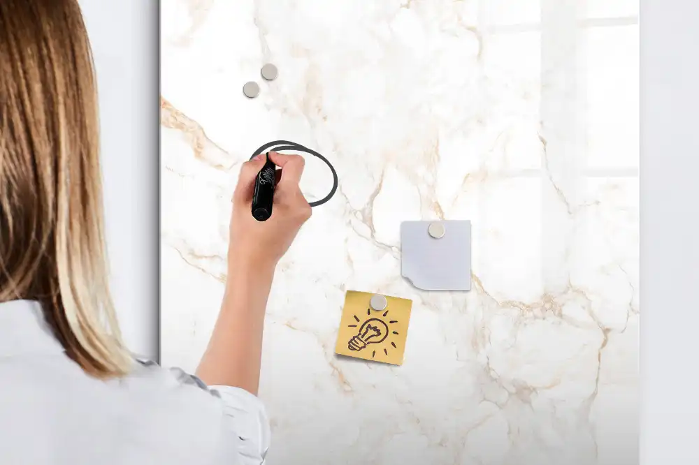 Tableau magnétique avec feutre motif marbre chic