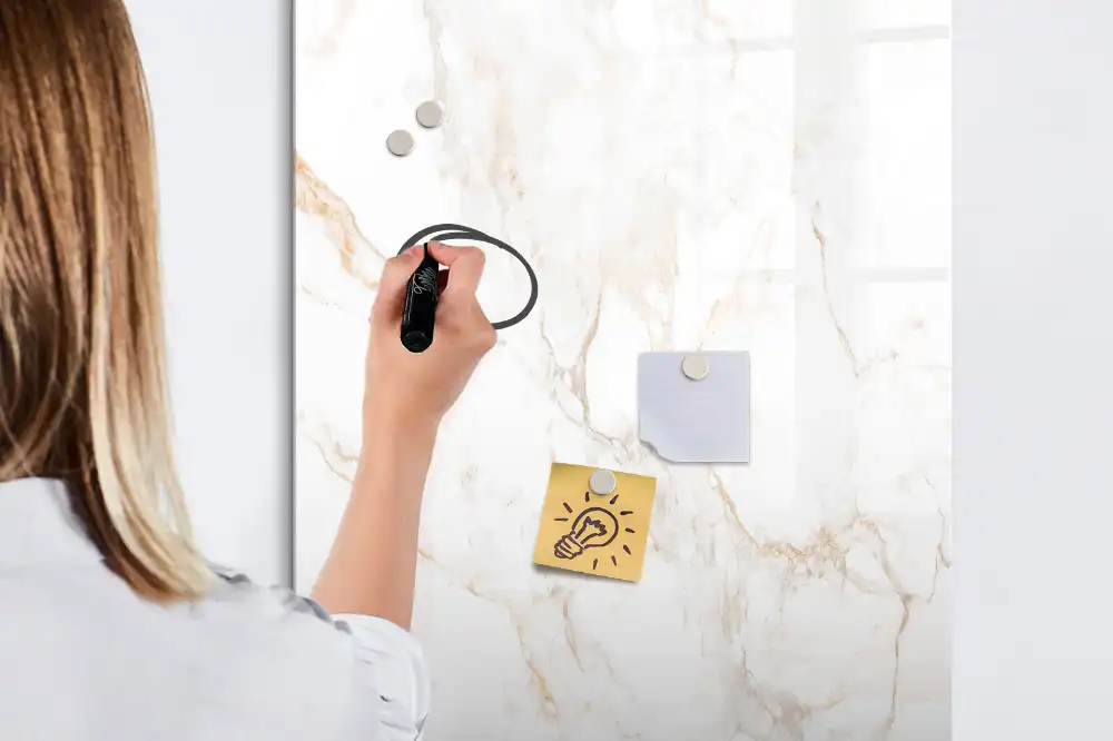Tableau magnétique avec feutre motif marbre chic