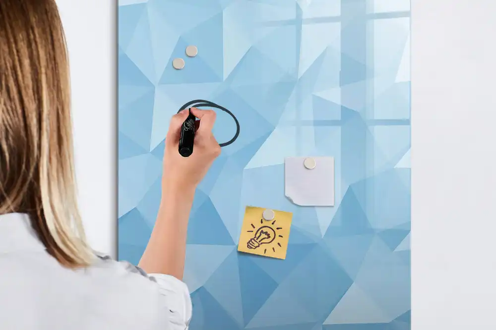 Tableau magnétique avec feutre et mosaïque triangulaire