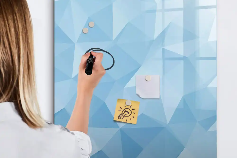 Tableau magnétique avec feutre et mosaïque triangulaire