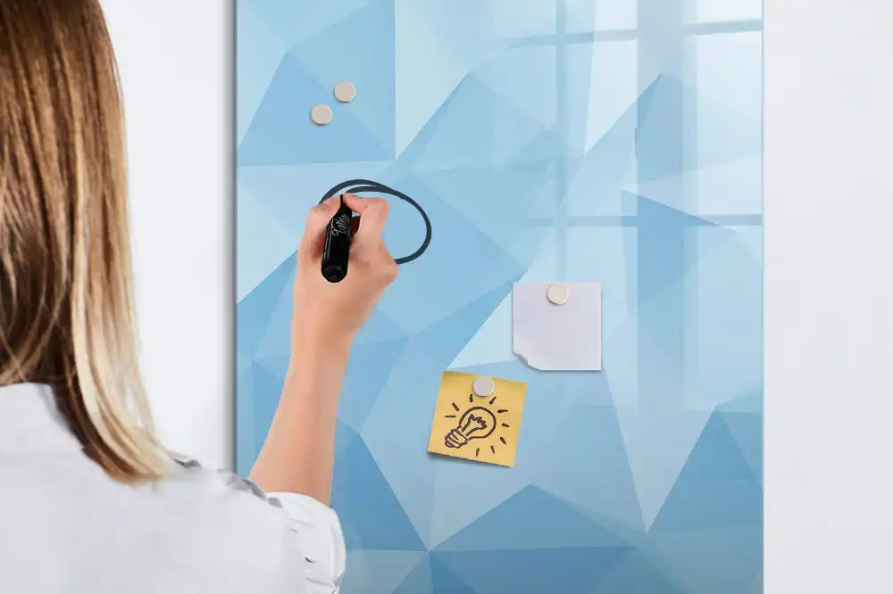 Tableau magnétique avec feutre et mosaïque triangulaire