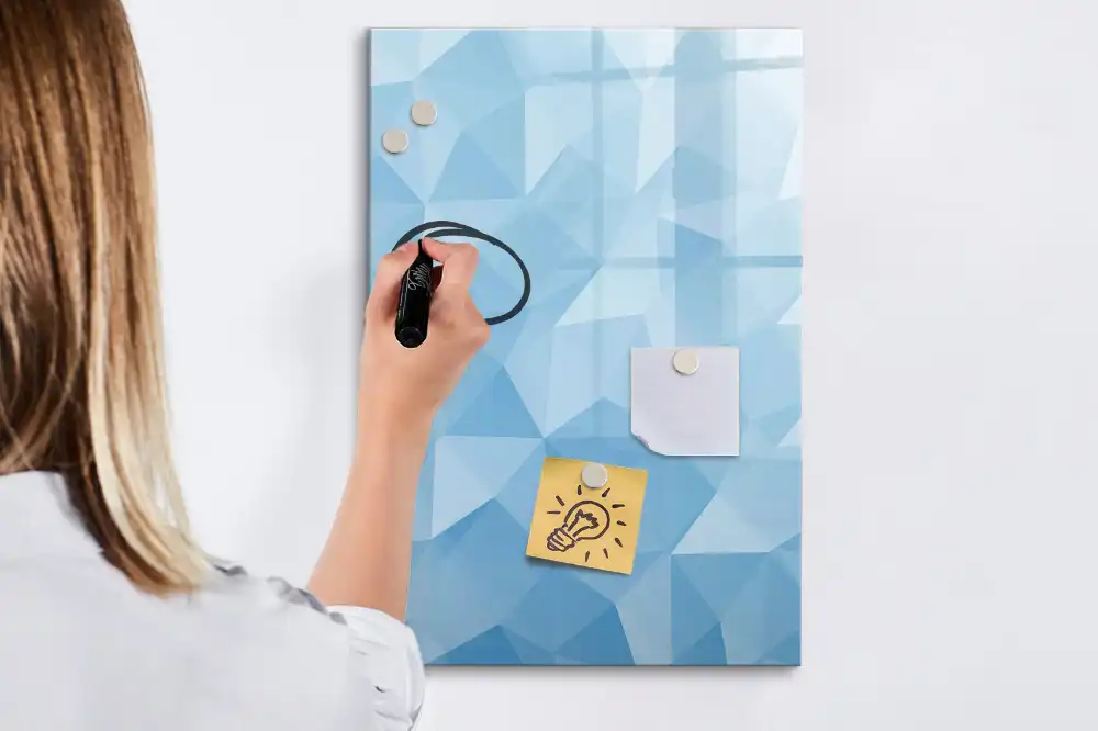 Tableau magnétique avec feutre et mosaïque triangulaire