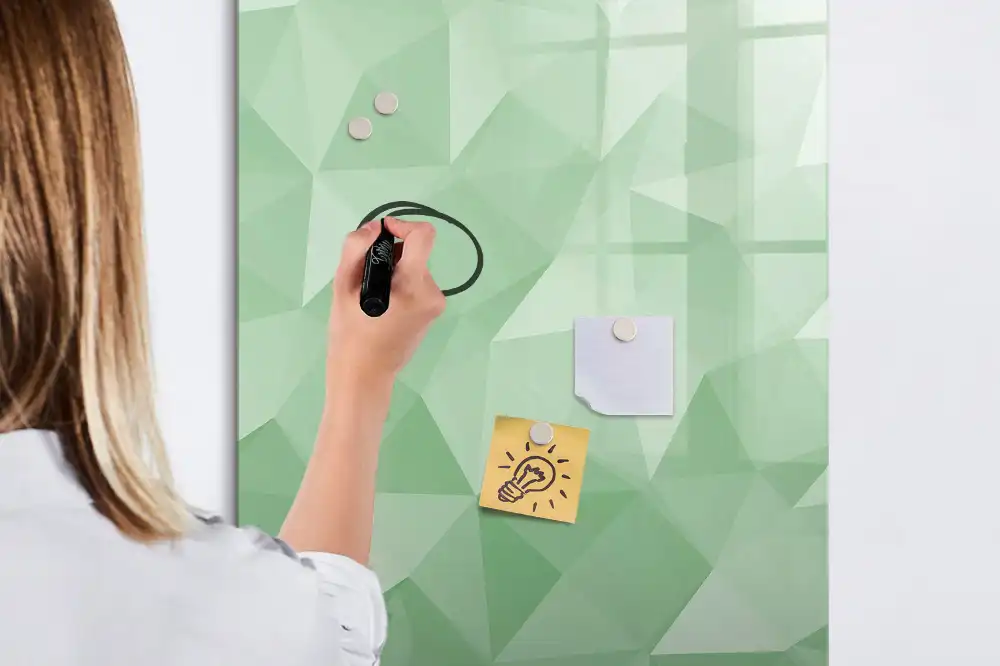 Tableau magnétique pour figures géométriques triangulaires