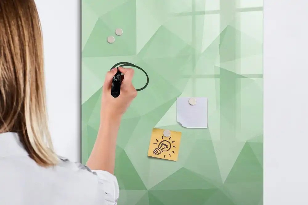 Tableau magnétique pour figures géométriques triangulaires