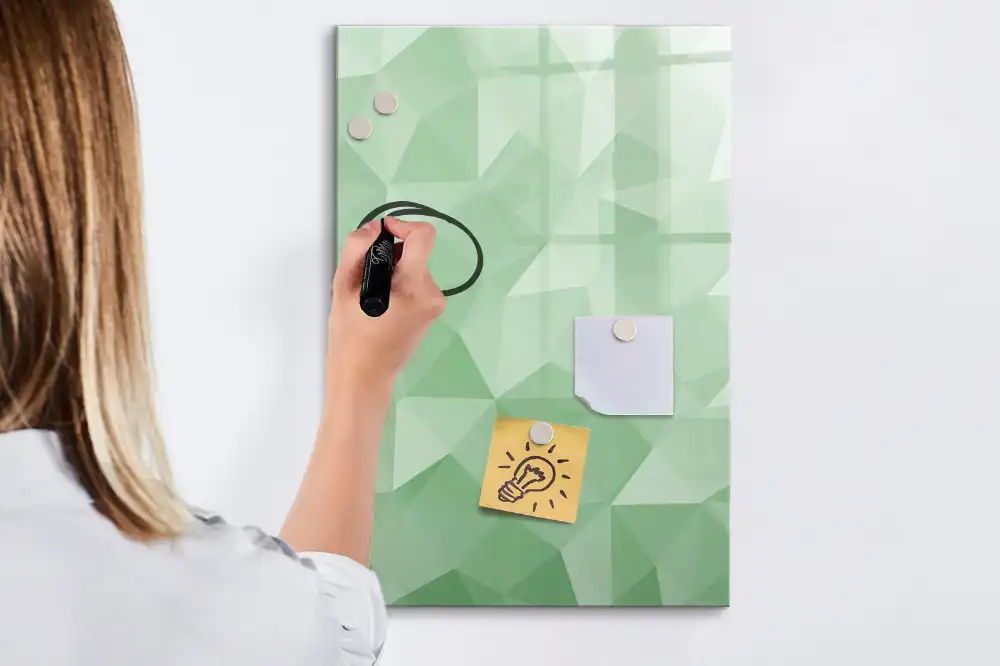 Tableau magnétique pour figures géométriques triangulaires