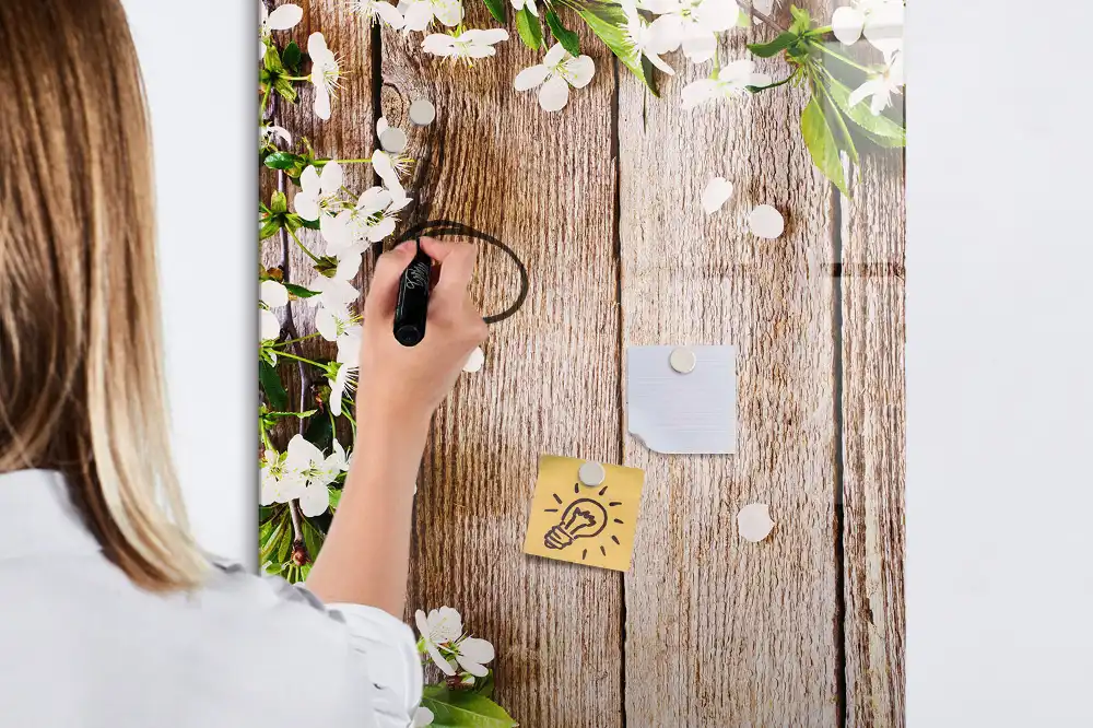 Tableau magnétique effaçable à motif de fleurs sur fond effet bois