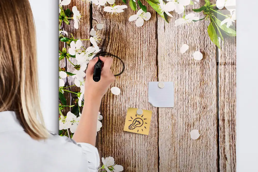 Tableau magnétique effaçable à motif de fleurs sur fond effet bois