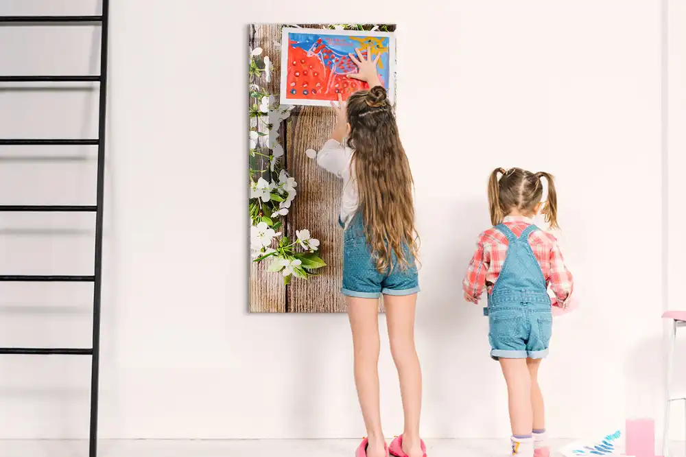 Tableau magnétique effaçable à motif de fleurs sur fond effet bois