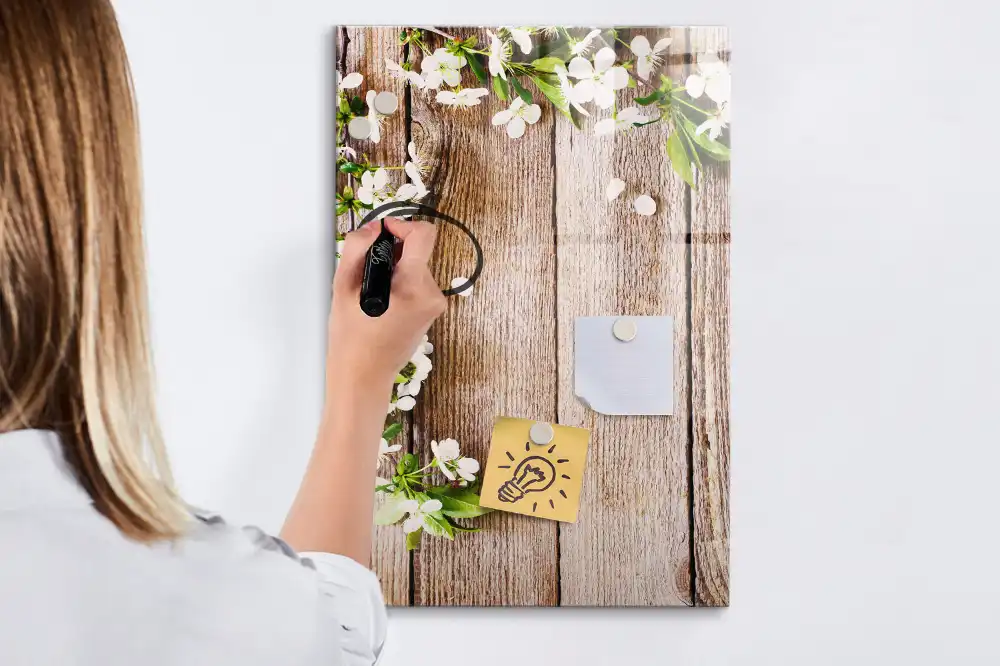 Tableau magnétique effaçable à motif de fleurs sur fond effet bois