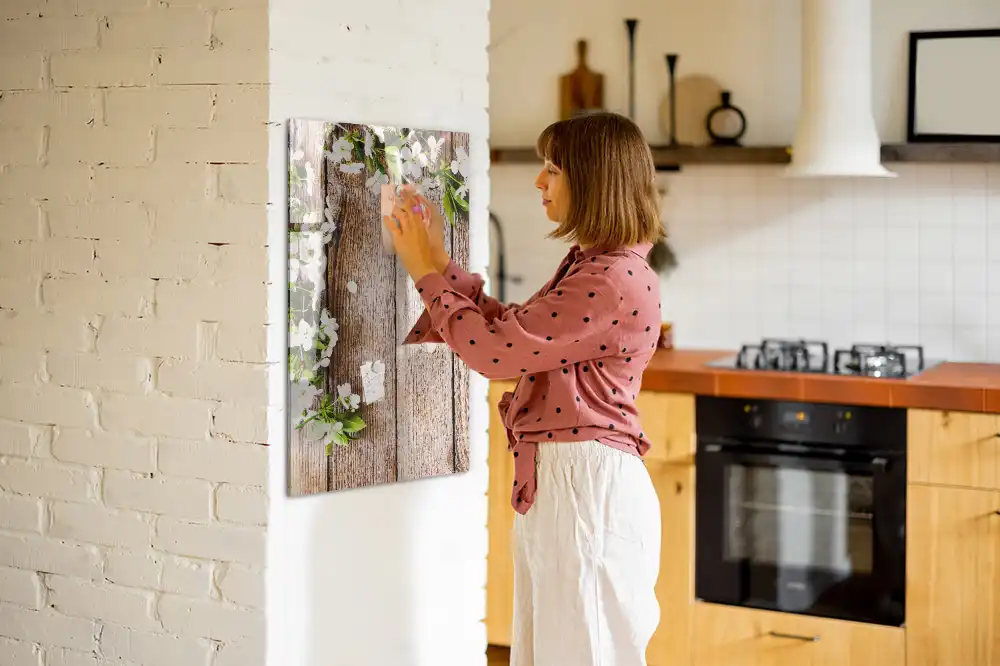 Tableau magnétique effaçable à motif de fleurs sur fond effet bois