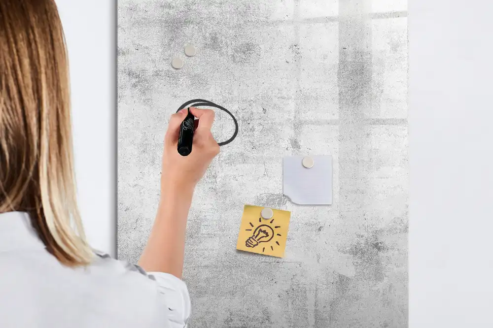 Tableau magnétique avec feutre pour mur en béton