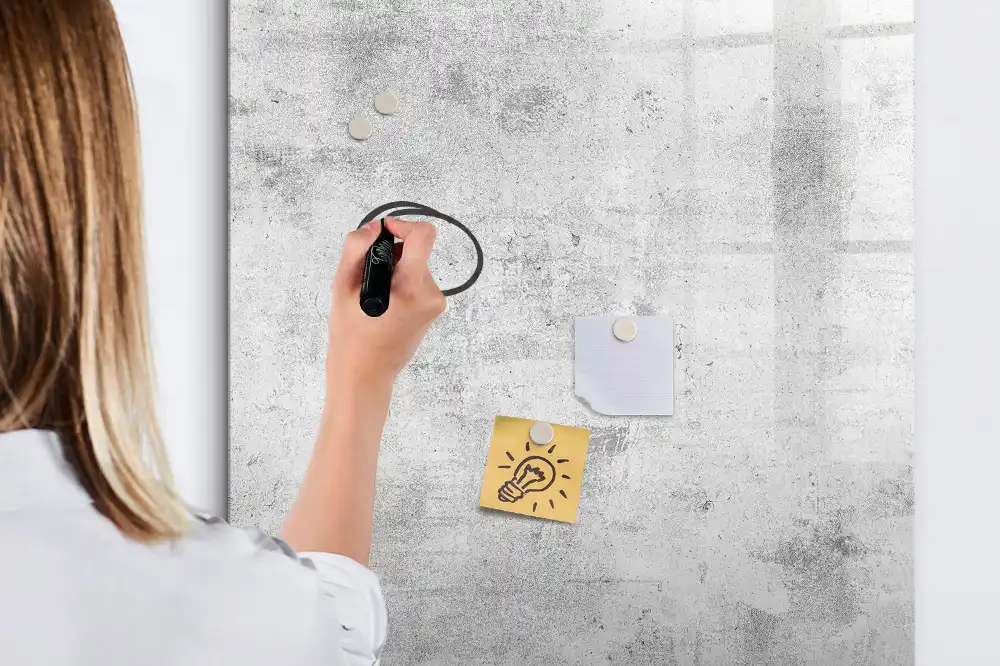 Tableau magnétique avec feutre pour mur en béton