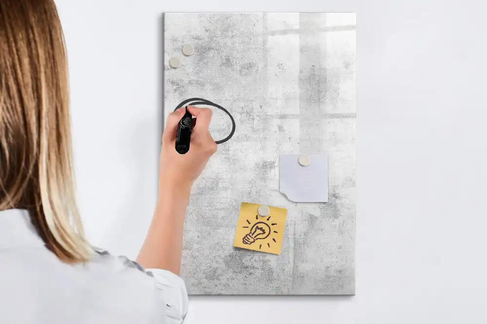 Tableau magnétique avec feutre pour mur en béton