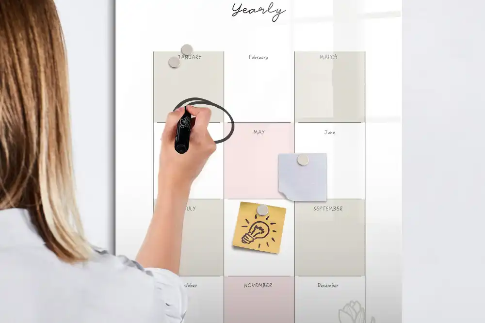 Tableau blanc magnétique effaçable à sec pour le suivi de l'année