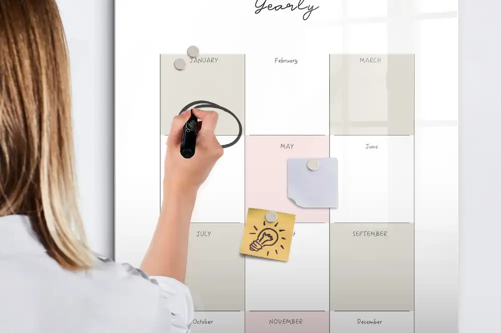 Tableau blanc magnétique effaçable à sec pour le suivi de l'année