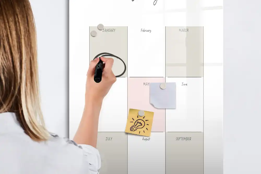 Tableau blanc magnétique effaçable à sec pour le suivi de l'année