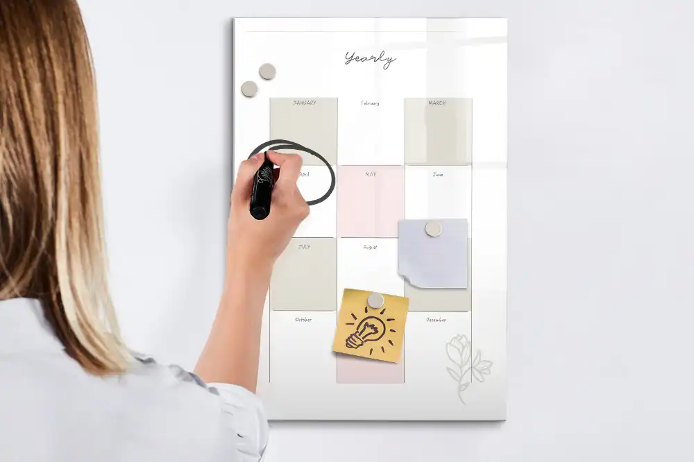 Tableau blanc magnétique effaçable à sec pour le suivi de l'année