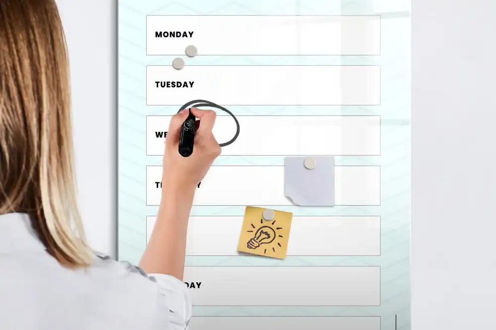 Tableau blanc magnétique effaçable à sec avec planning hebdomadaire