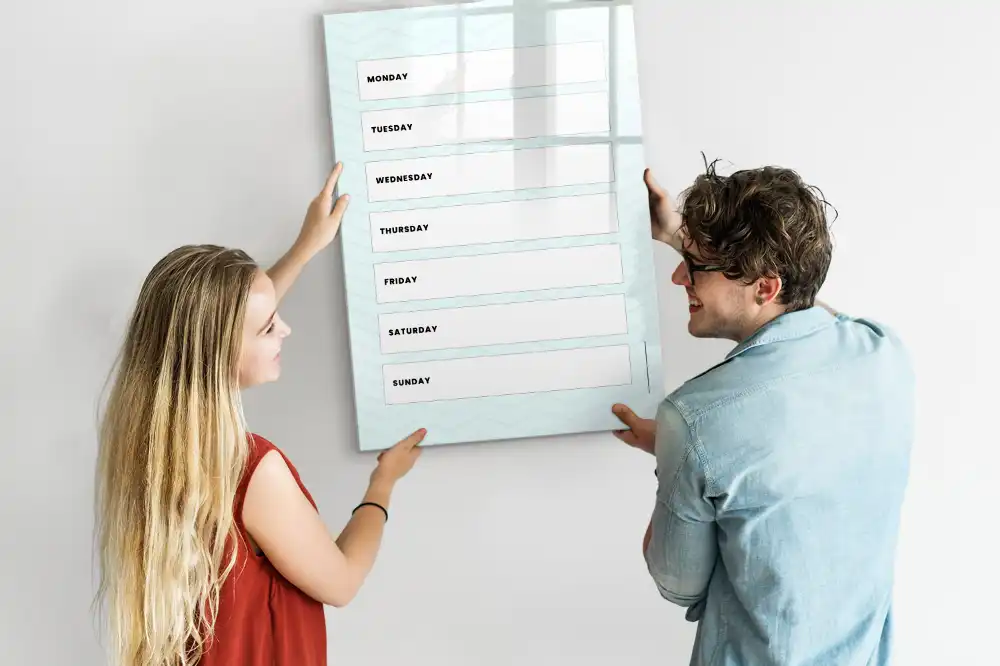 Tableau blanc magnétique effaçable à sec avec planning hebdomadaire