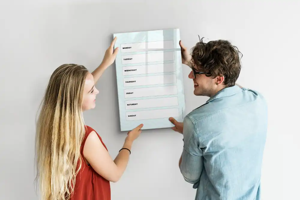 Tableau blanc magnétique effaçable à sec avec planning hebdomadaire