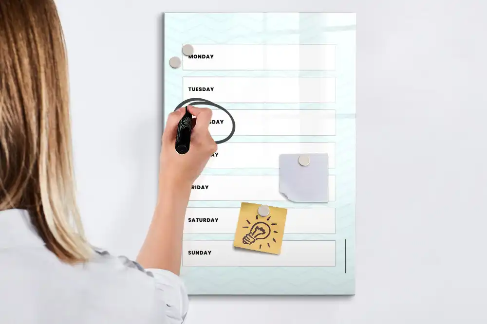 Tableau blanc magnétique effaçable à sec avec planning hebdomadaire