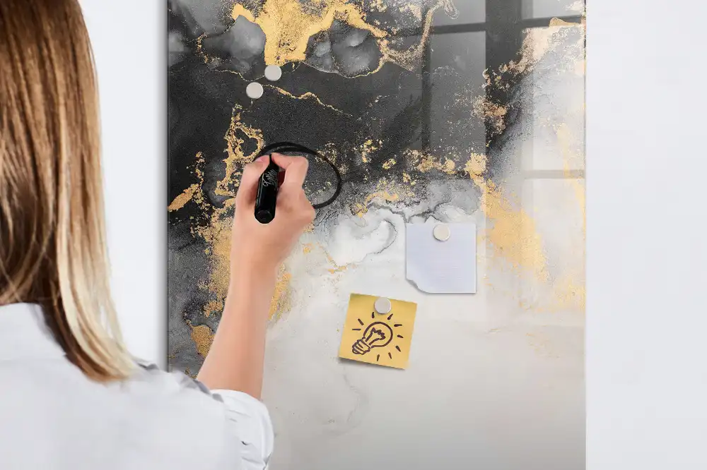 Tableau magnétique en verre avec motif abstrait effet marbre et feutre inclus