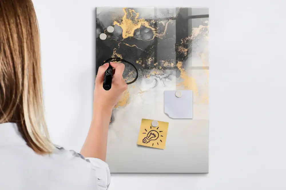 Tableau magnétique en verre avec motif abstrait effet marbre et feutre inclus