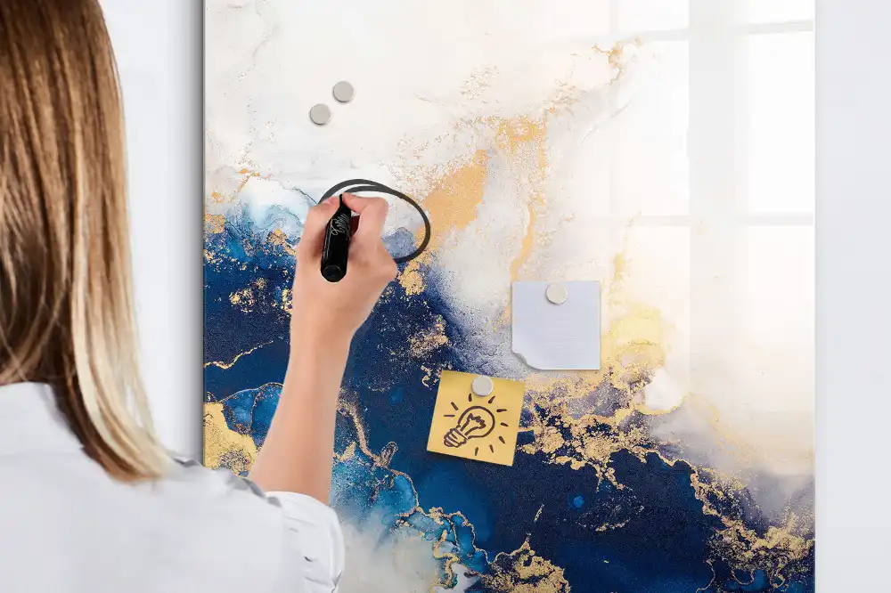 Tableau magnétique avec feutre et motif abstrait en marbre