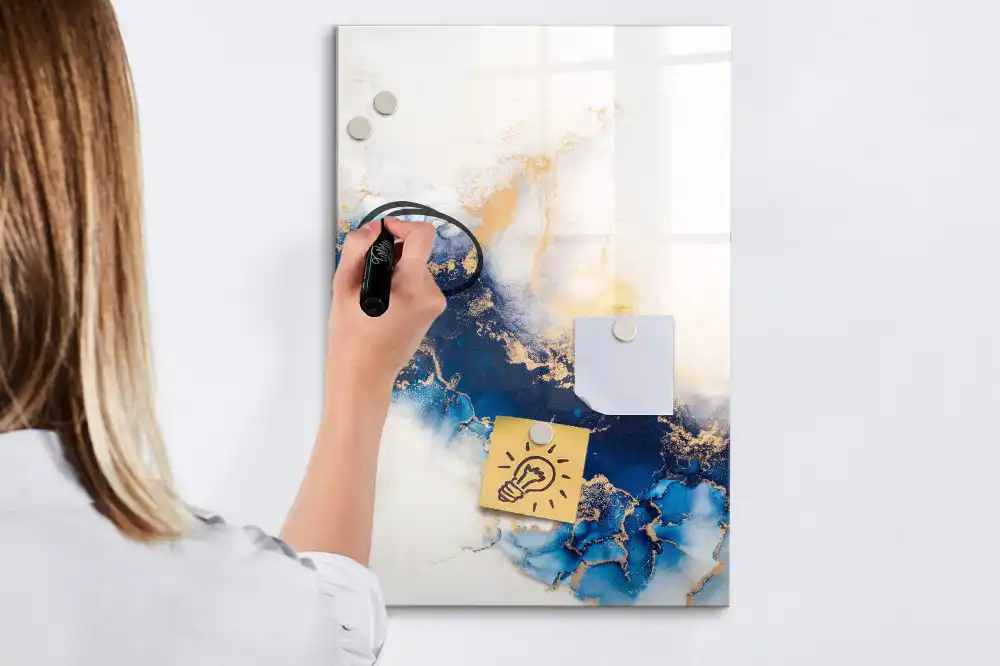 Tableau magnétique avec feutre et motif abstrait en marbre