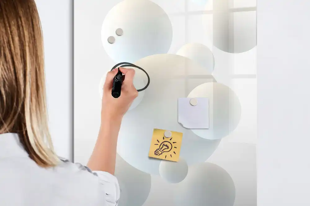 Tableau magnétique effaçable à motif abstrait avec des balles