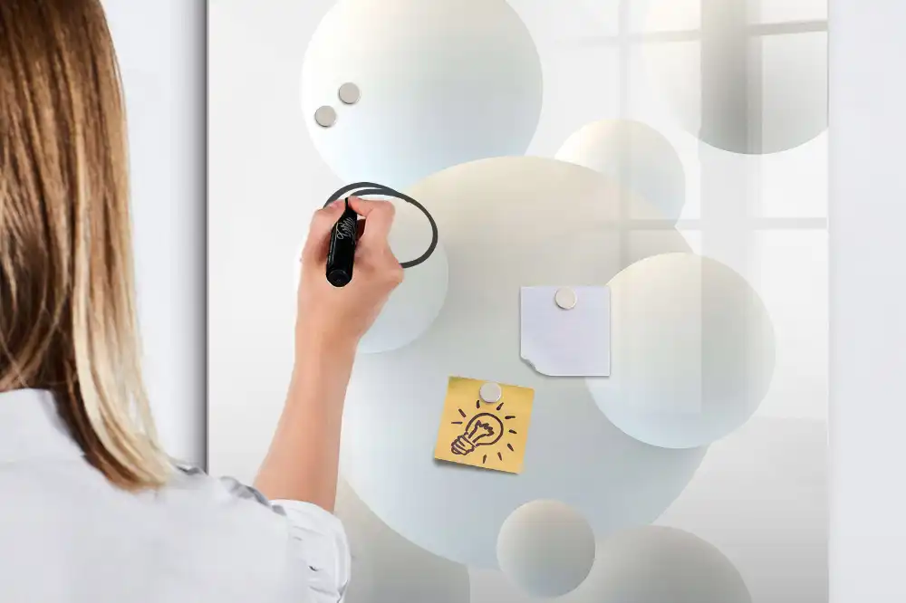 Tableau magnétique effaçable à motif abstrait avec des balles