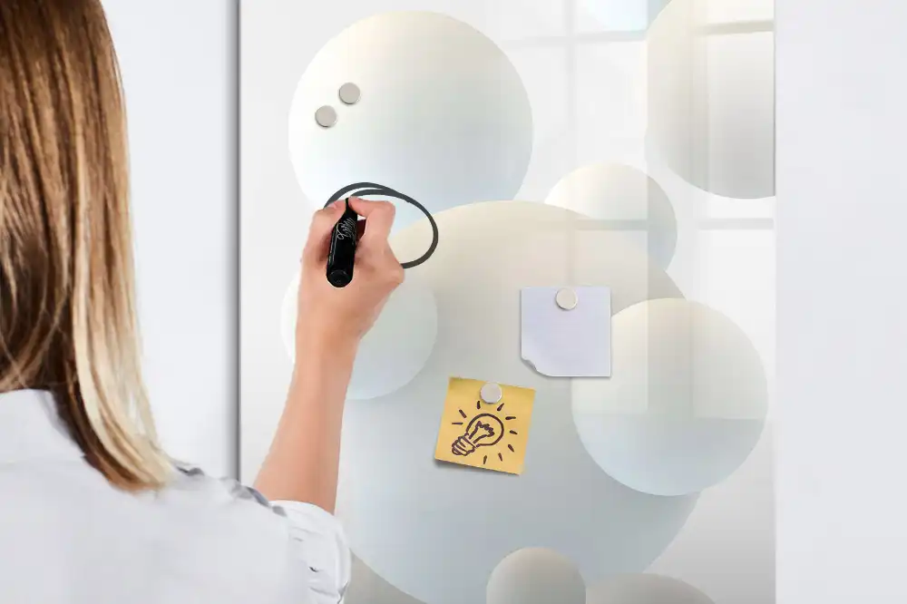 Tableau magnétique effaçable à motif abstrait avec des balles