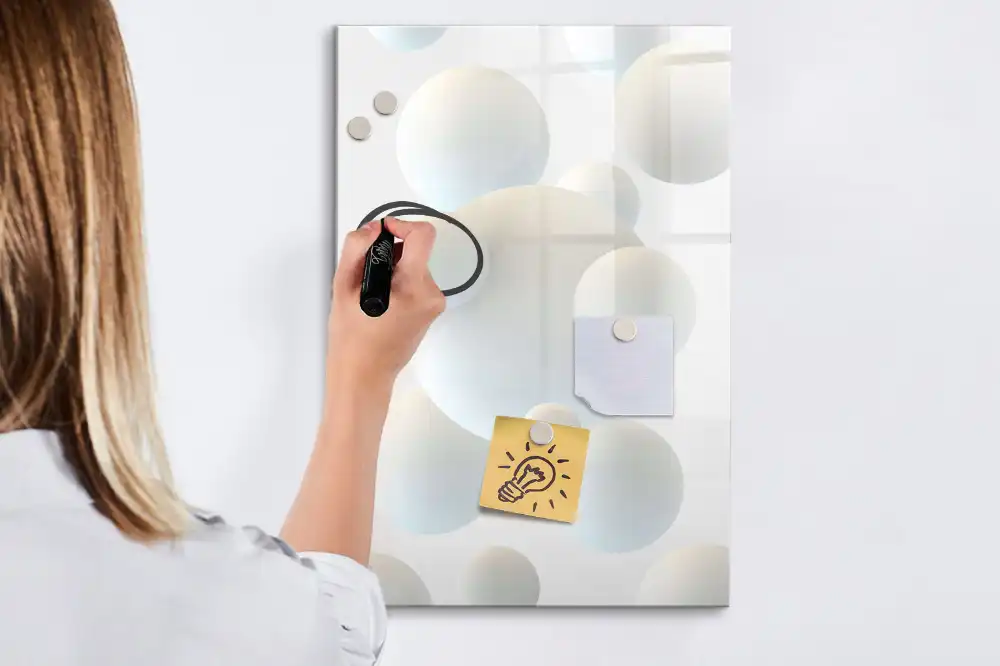 Tableau magnétique effaçable à motif abstrait avec des balles
