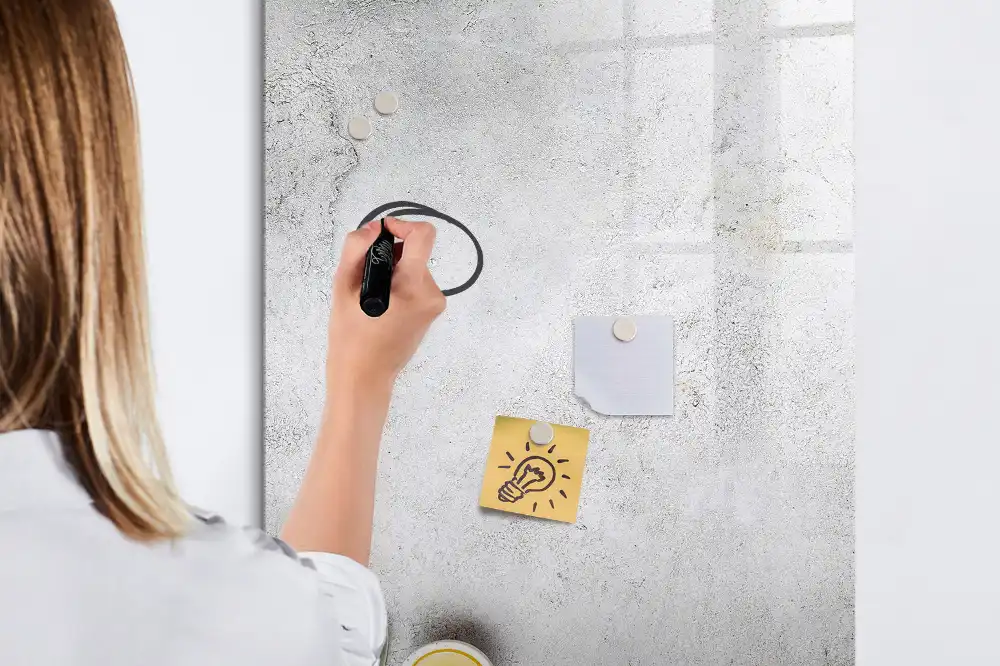Tableau magnétique pour écriture effet béton brut avec kit d'olives de fixation