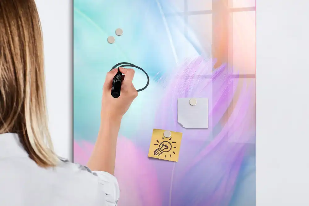 Tableau magnétique avec feutres aux teintes pastel
