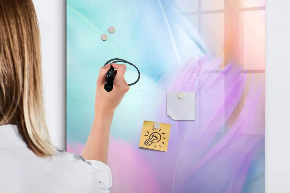 Tableau magnétique avec feutres aux teintes pastel