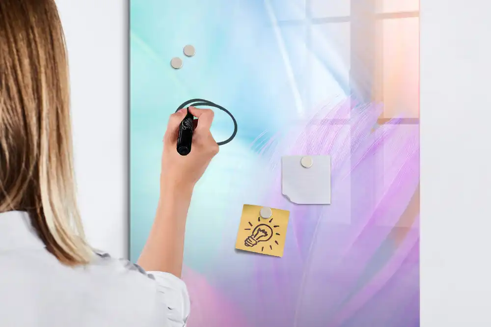 Tableau magnétique avec feutres aux teintes pastel