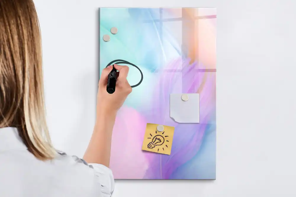 Tableau magnétique avec feutres aux teintes pastel