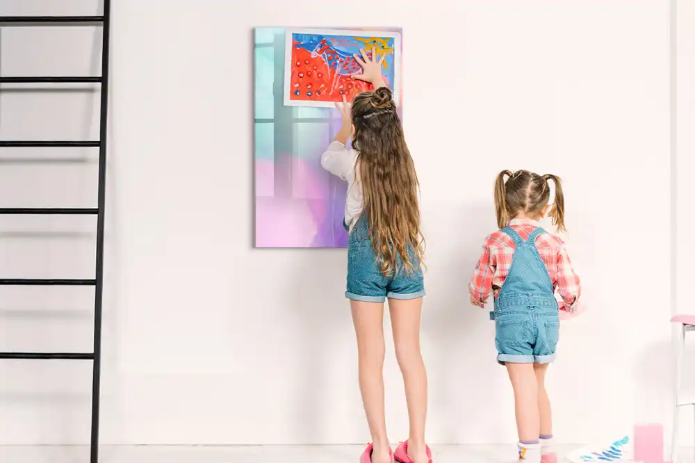 Tableau magnétique avec feutres aux teintes pastel