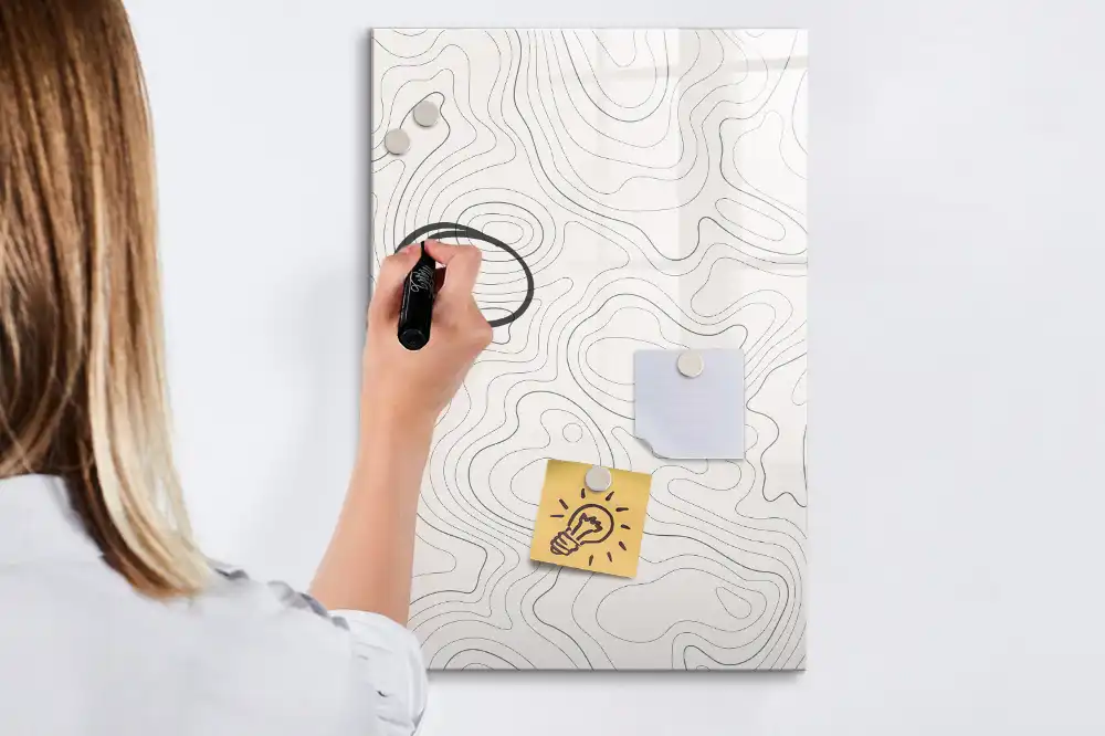 Tableau magnétique avec feutre et motif à lignes abstraites