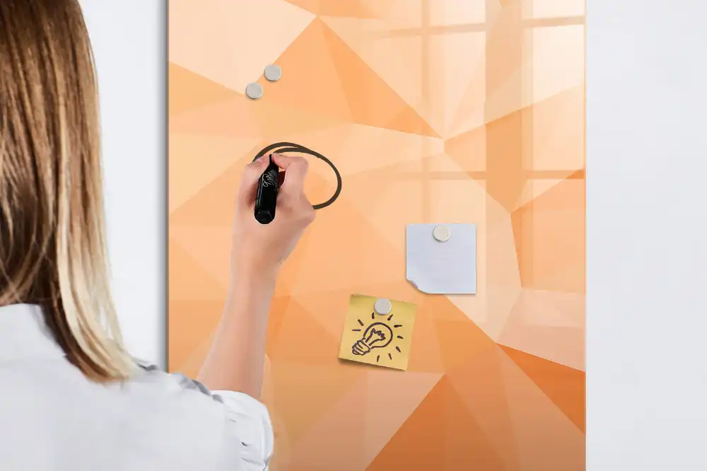 Tableau blanc magnétique effaçable à sec motif triangles