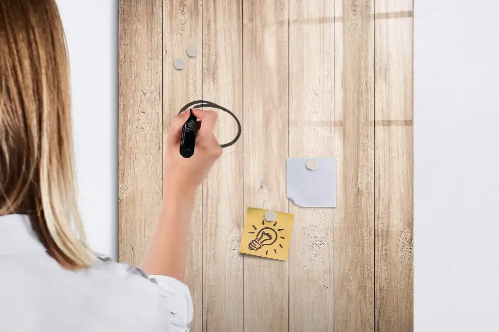 Tableau effaçable magnétique en bois clair