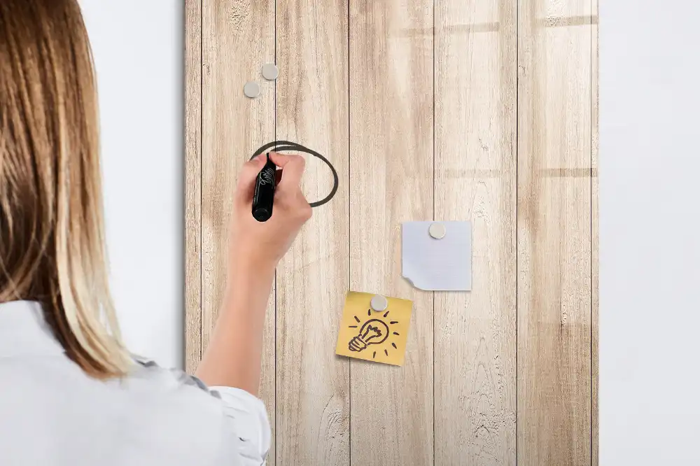 Tableau effaçable magnétique en bois clair