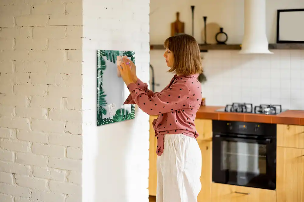 Tableau magnétique avec feutre et bordure motif monstera