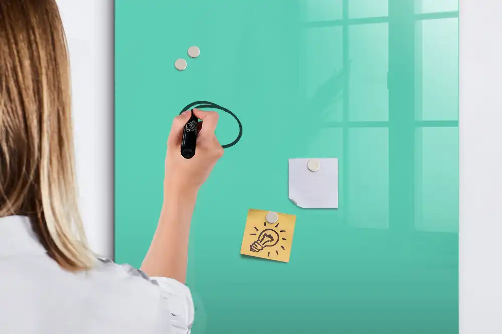 Tableau magnétique turquoise avec feutre