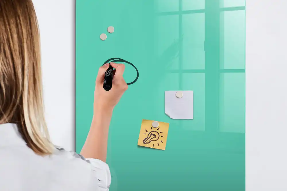 Tableau magnétique turquoise avec feutre