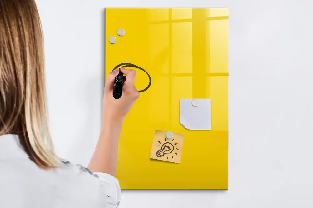 Tableau magnétique avec feutre jaune clair