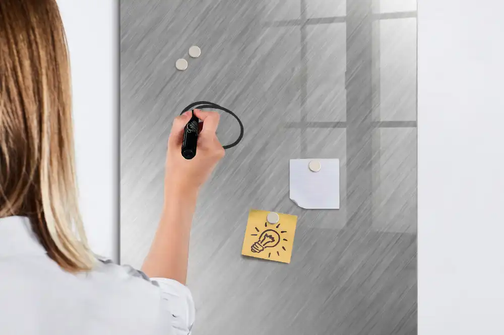 Tableau magnétique avec feutre à encre métallique